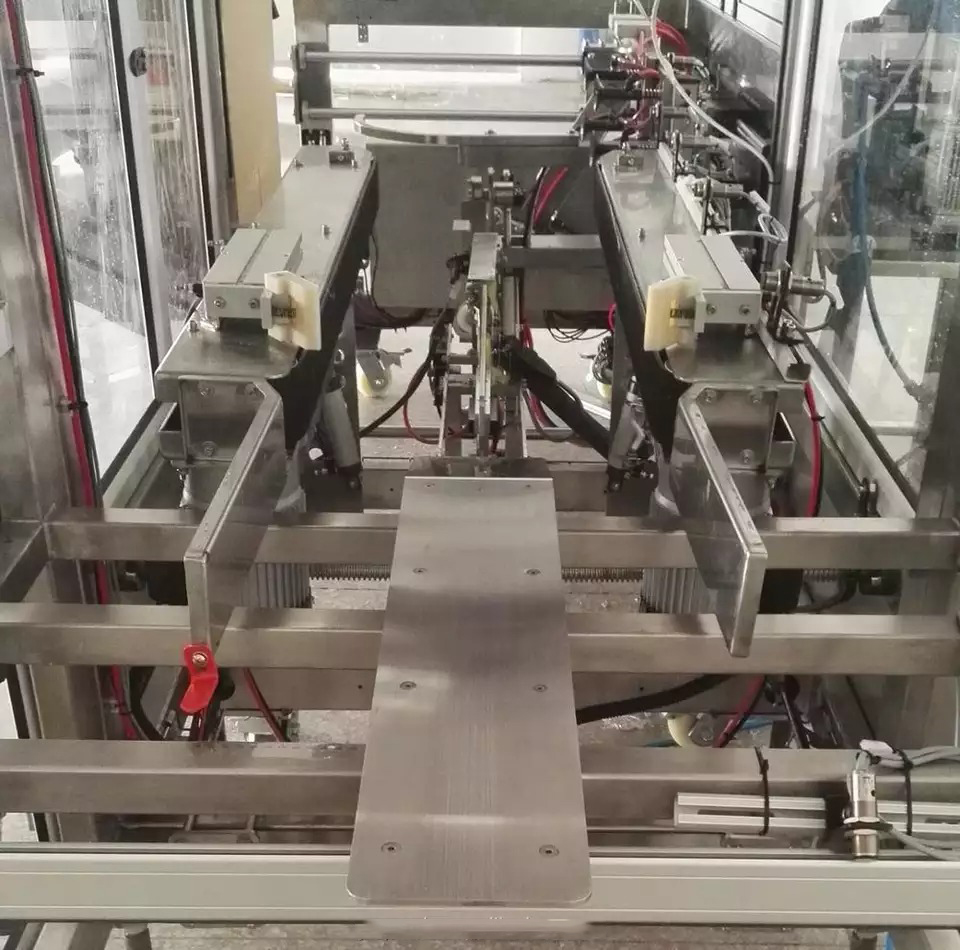 Máy dựng dán đáy thùng carton sử dụng băng keo tự động 